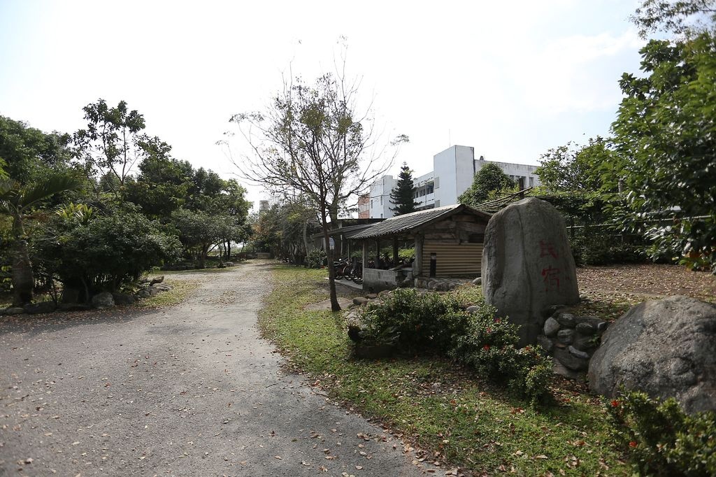 [住。東部]花蓮鳳林|鳳林芳草古樹民宿。可露營、菸樓親子民宿。有吃有玩喔!醒來就可看花海、餵羊~大力推薦~