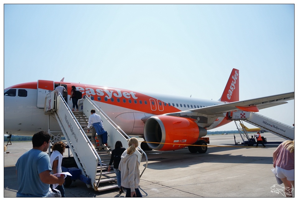 歐洲廉航|easyjet搭乘記錄。米蘭到布拉格跨國航班。台灣護照建議攜帶歐盟免簽宣言～