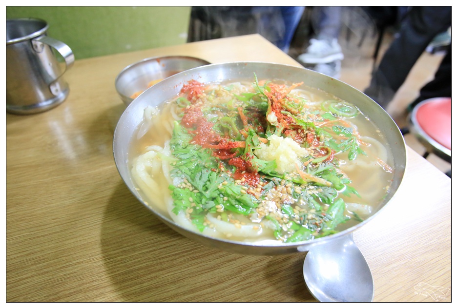 釜山美食|西面市場機張手工刀切麵기장손칼국。服務態度好、餐食簡單、好吃、吃很飽～